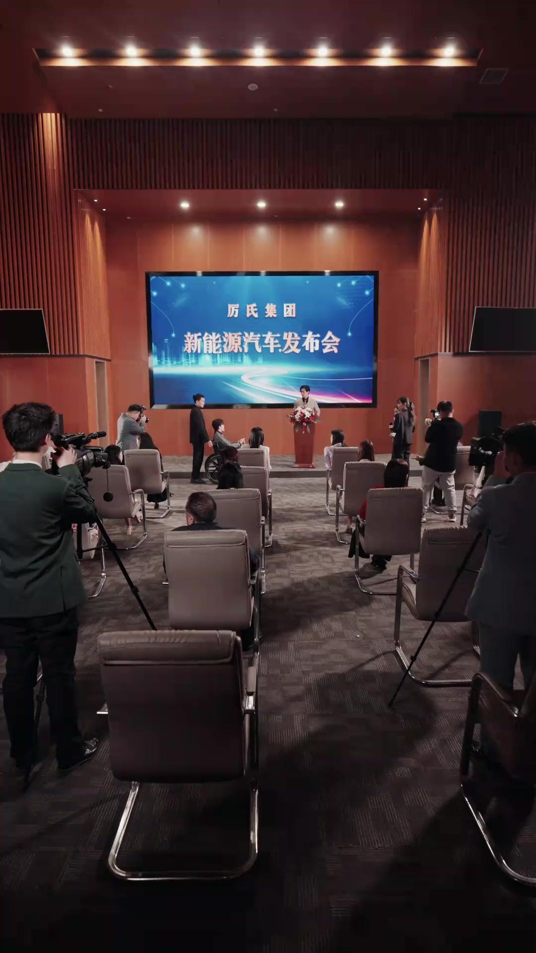 Boss Jatuh Cinta pada Pembantu