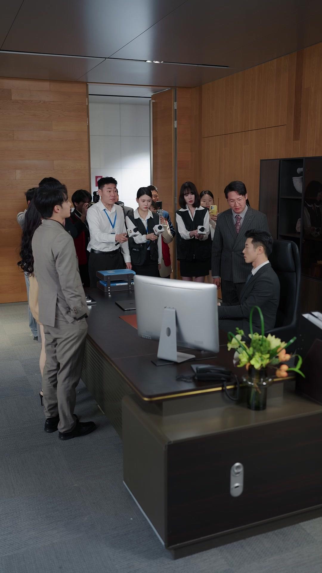 她當眾求婚白月光那天