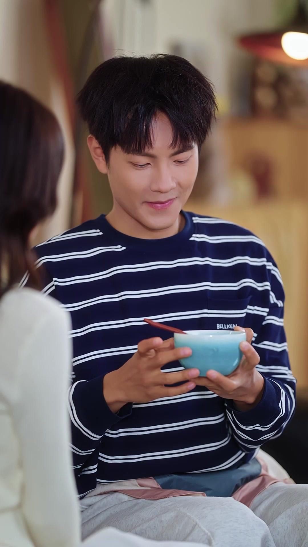 Campus Queen Falls for Me After My First Love Betrayed Me