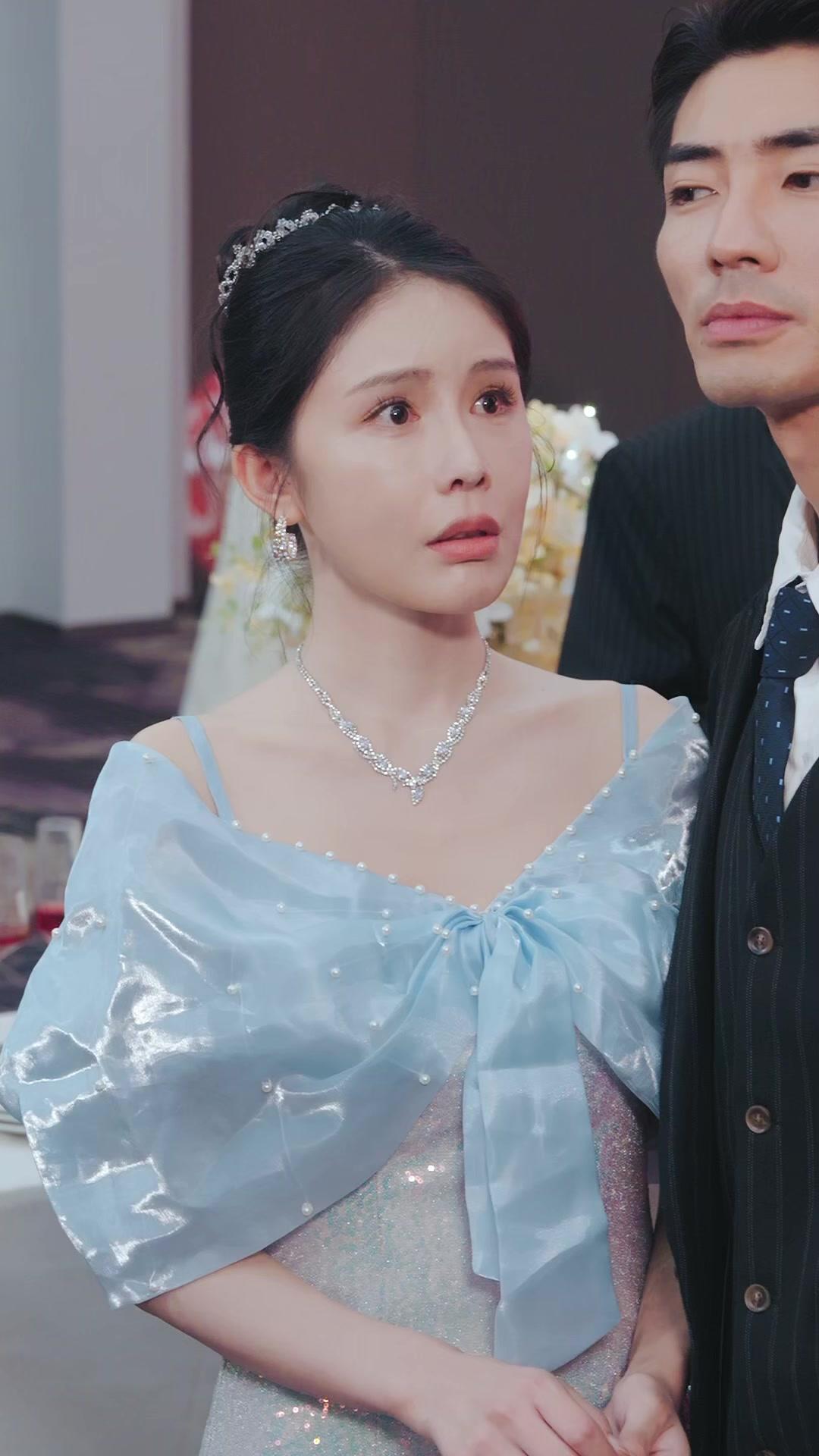 Baru Cerai, Malah Dekat Musuhnya