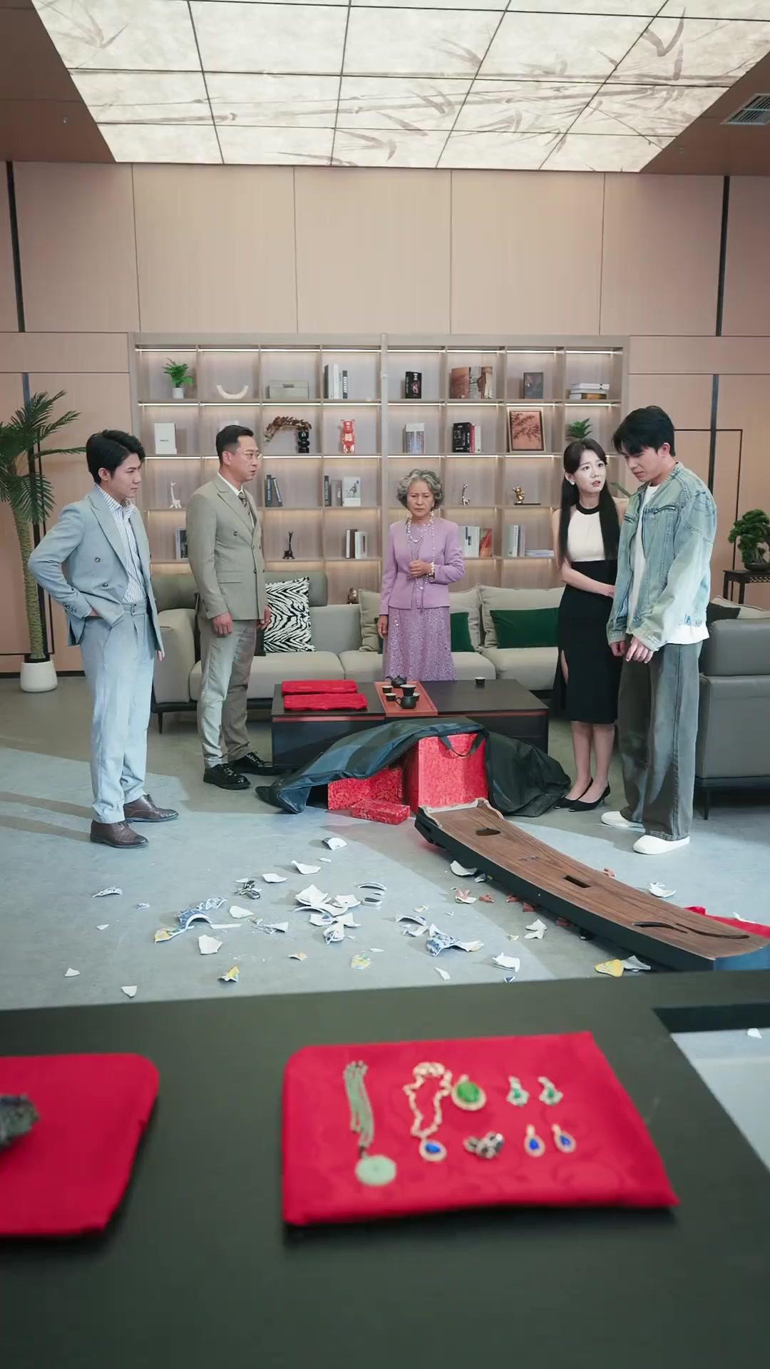 (Dublagem)O Herdeiro e Sua Deusa Apegada