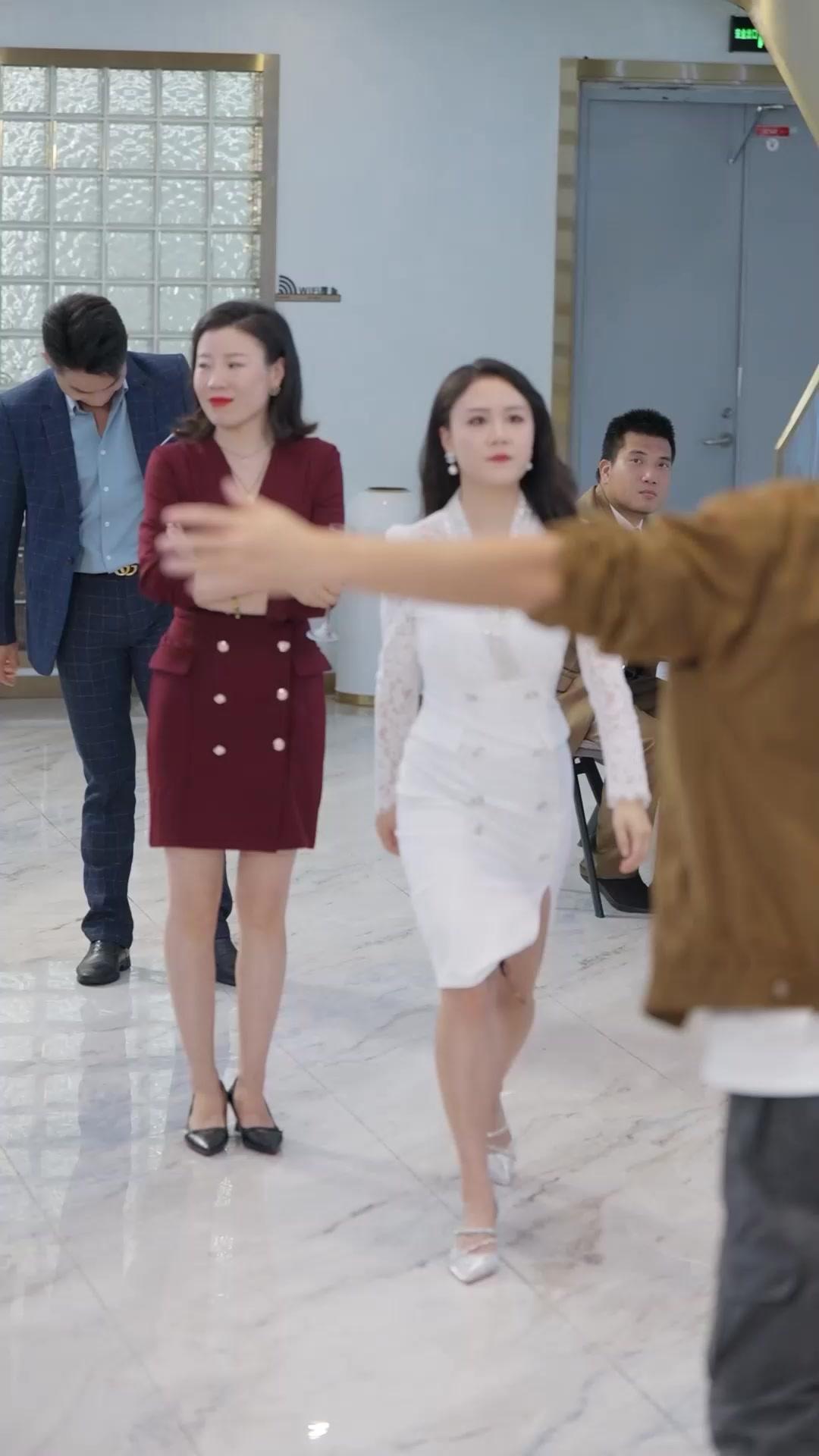 離婚吧，三個師姐等著你