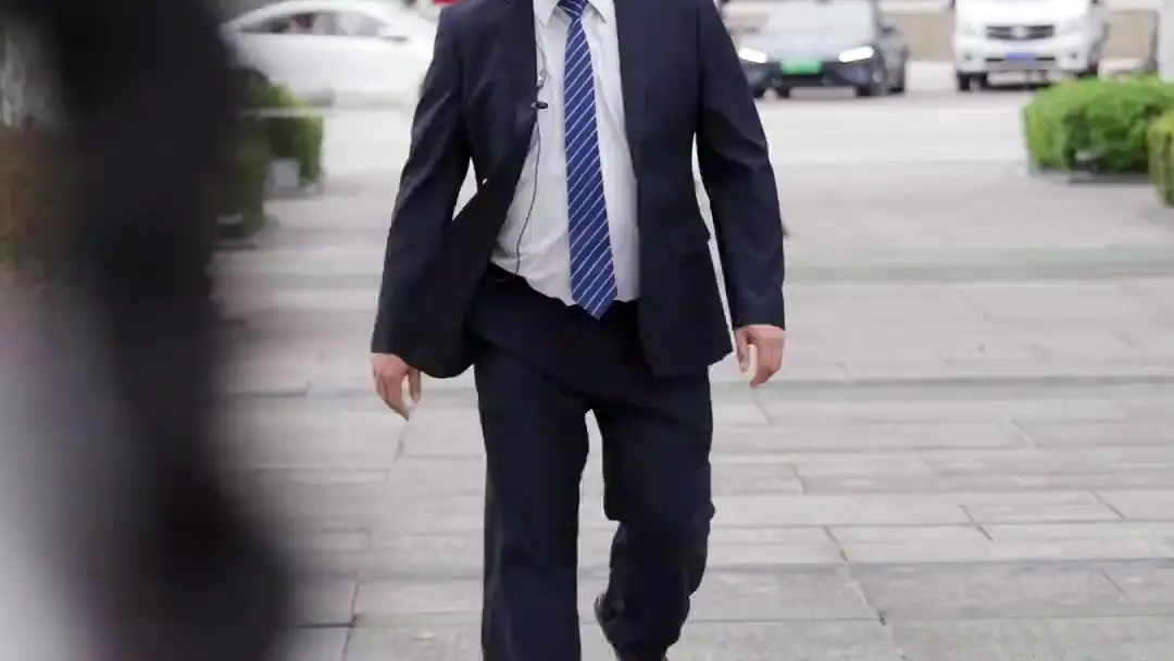 Twilight Dancing Queen: When Pearls Meet Protest in the Plaza