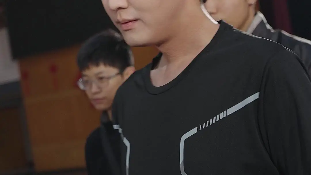 Black vs Yellow: A Duel of Smirks and Suspicion