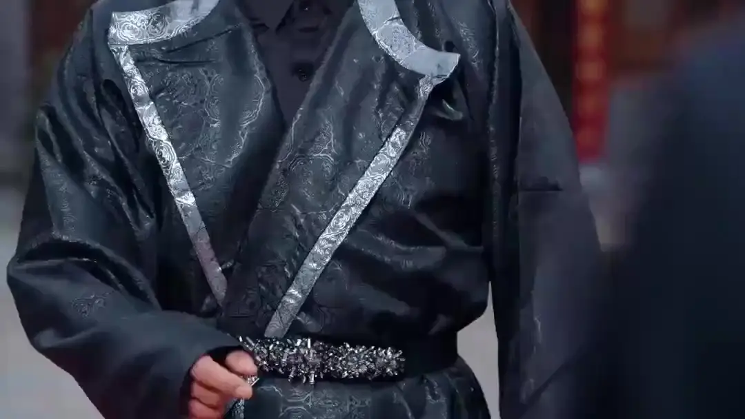 (Dublajlı) Ölümsüz Düştü Dünyaya, Eşim Kara Anka: Kırmızı Halıda Çatışan Ruhlar