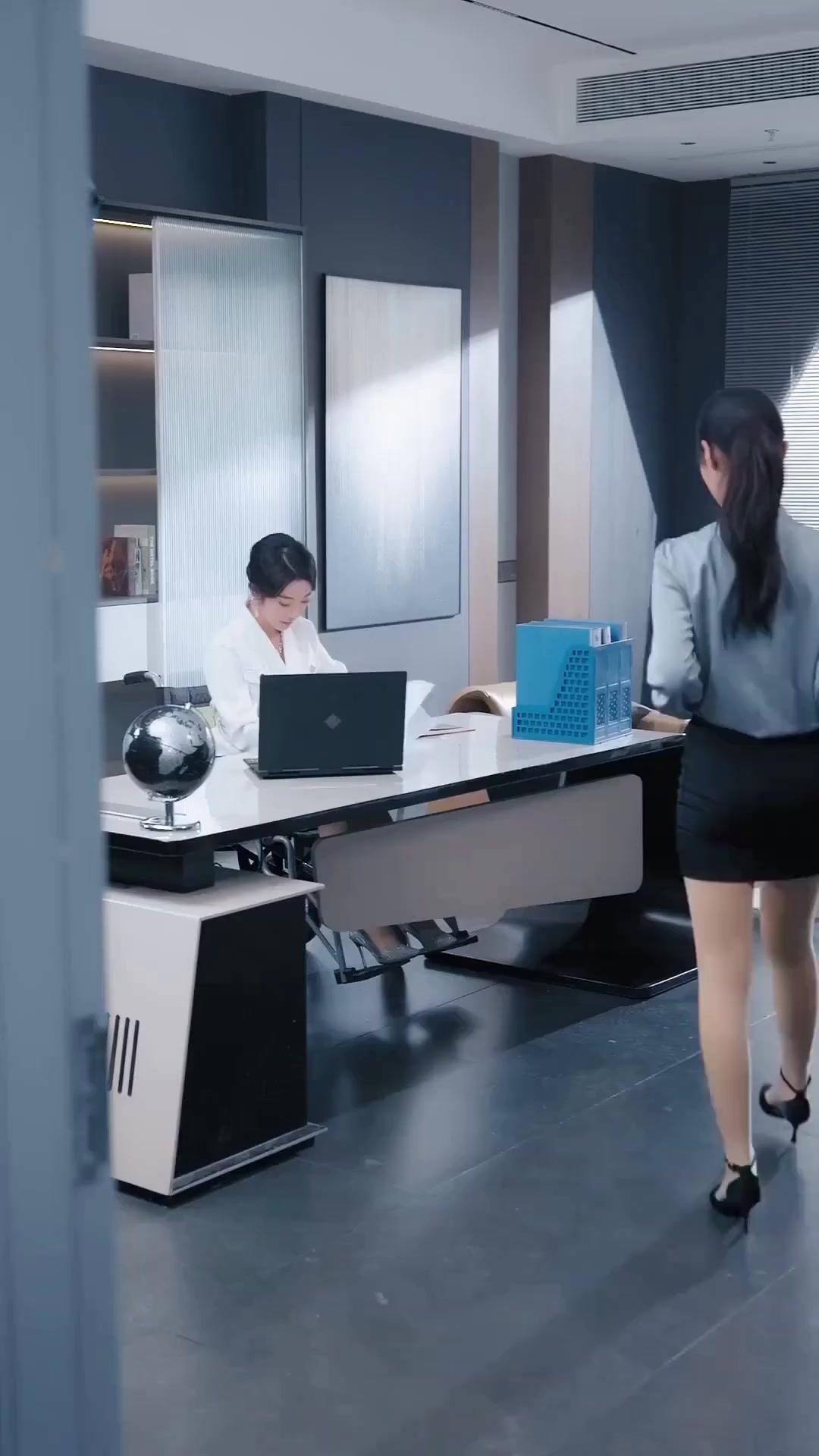 (Lồng tiếng) Không Thể Chạm Tới