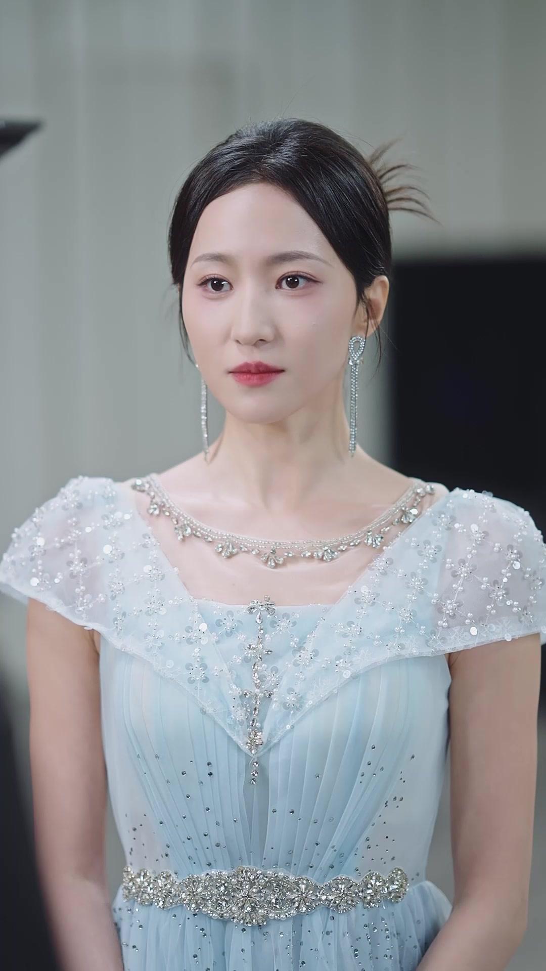 Campus Queen Falls for Me After My First Love Betrayed Me