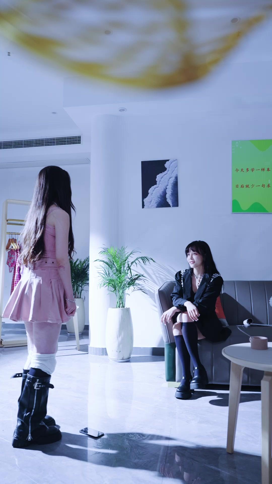 NOUVEAU VISAGE, VIEILLE RANCUNE