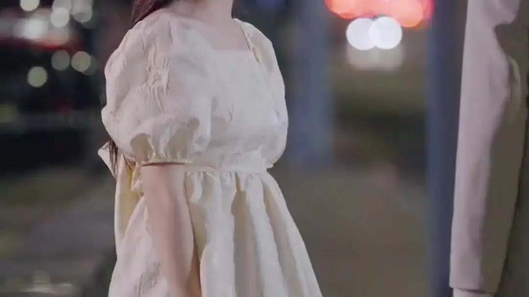 Lovers or Siblings: When the Past Wears a White Suit