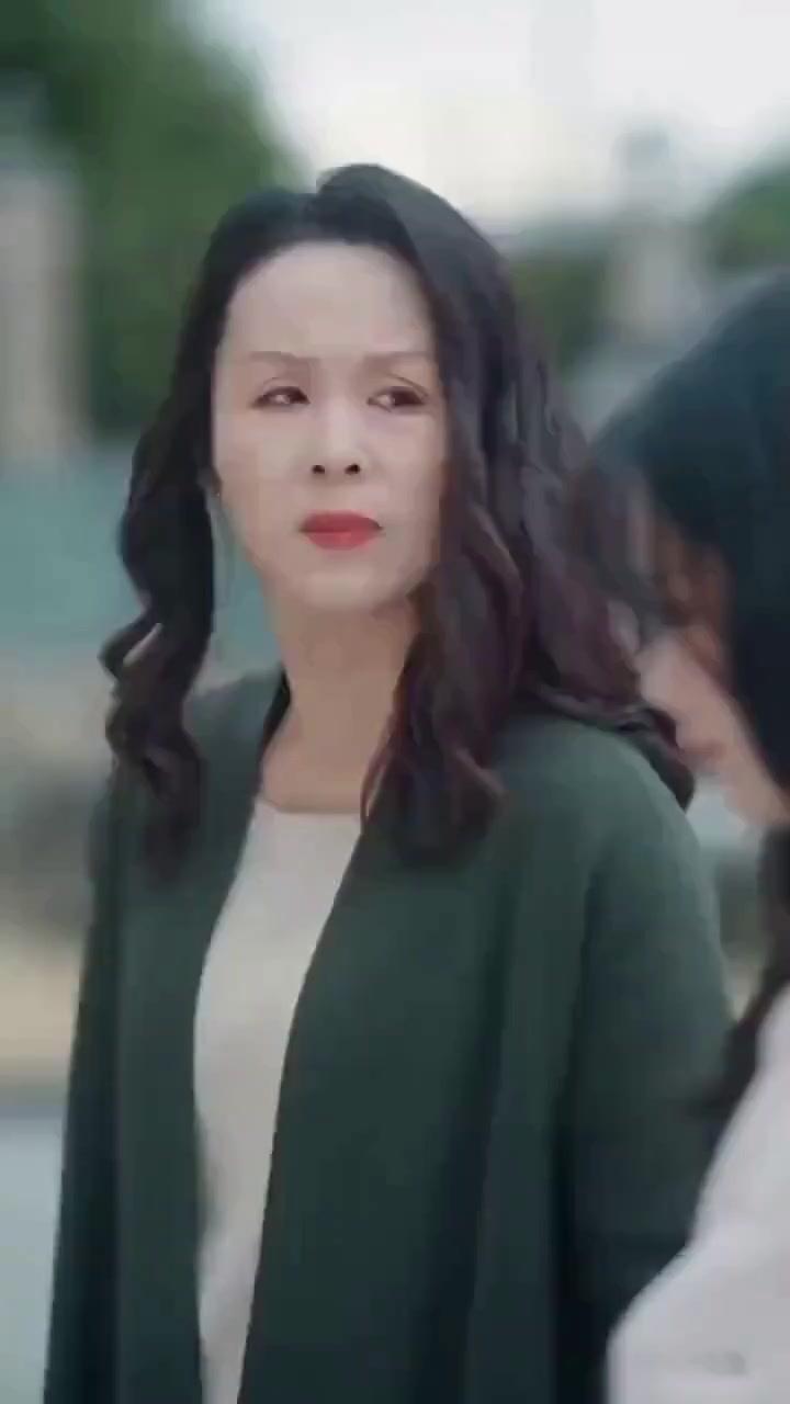 (Dubbed) Ready for a show? Cue the Mama Lawyer!