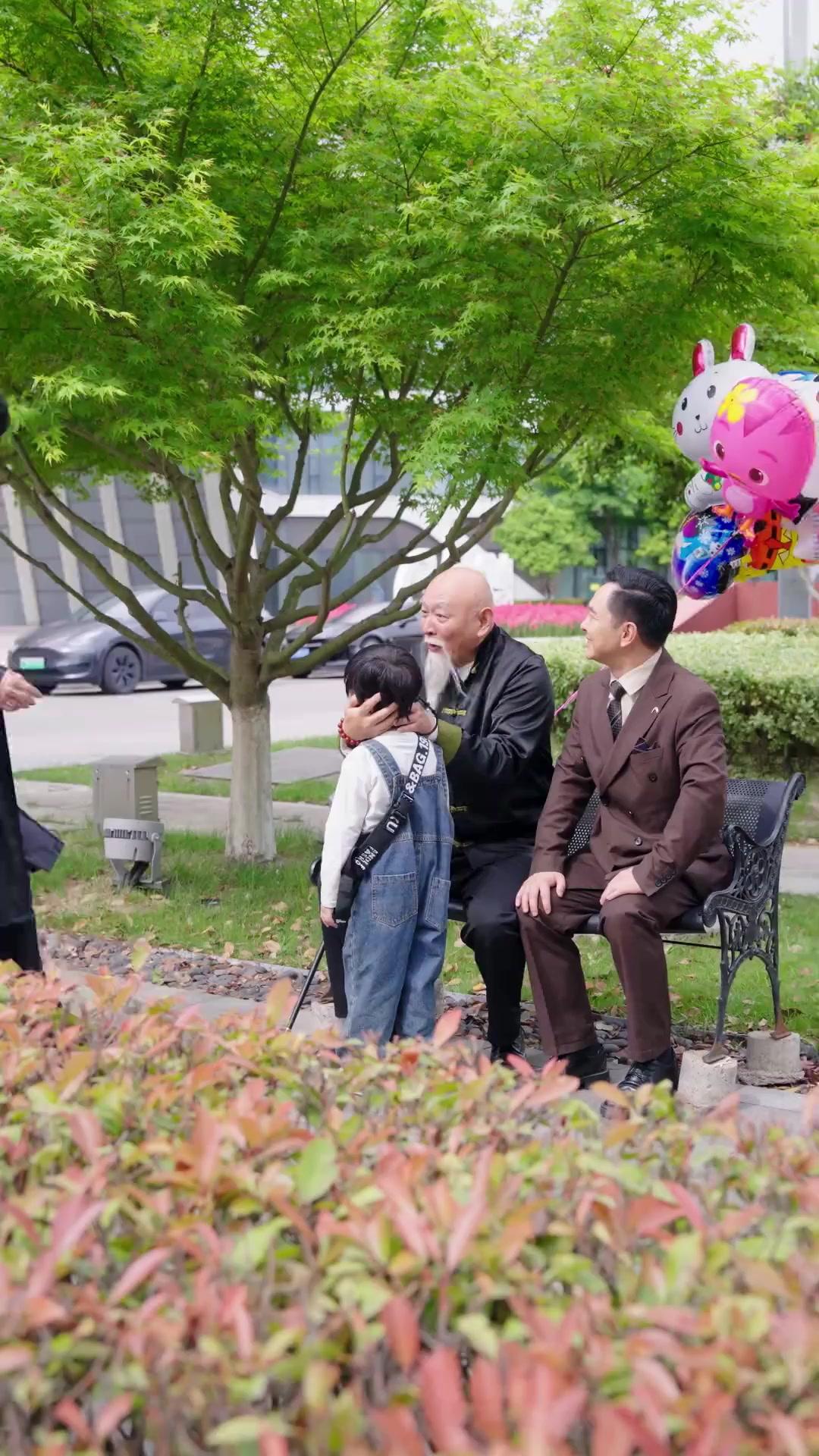 تاج من أسرار وحبٍّ مدفون