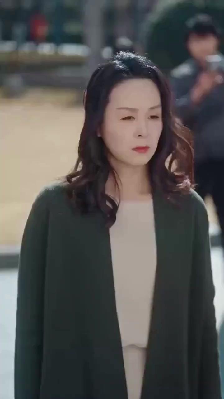 (Dubbed) Ready for a show? Cue the Mama Lawyer!