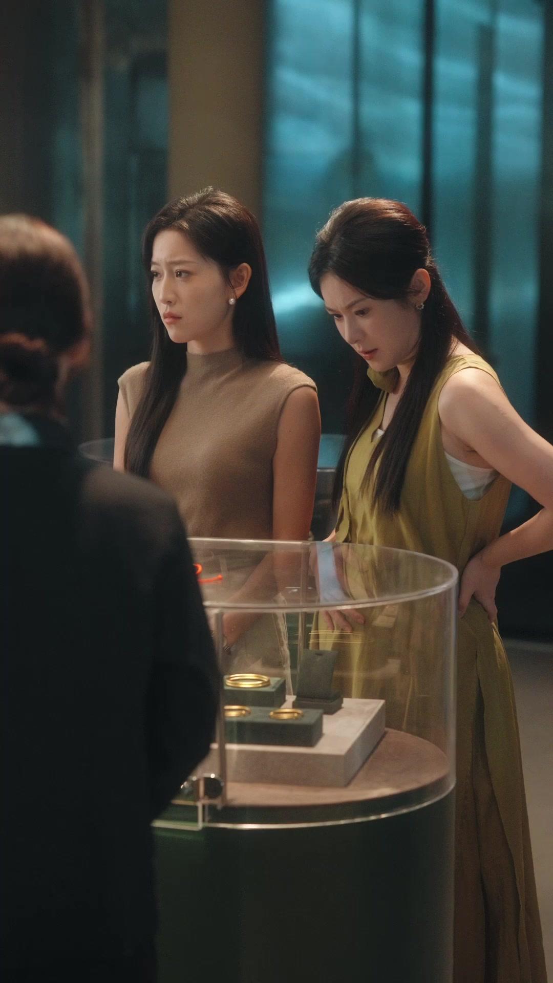 Satu Atap, Dua Kisah Cinta