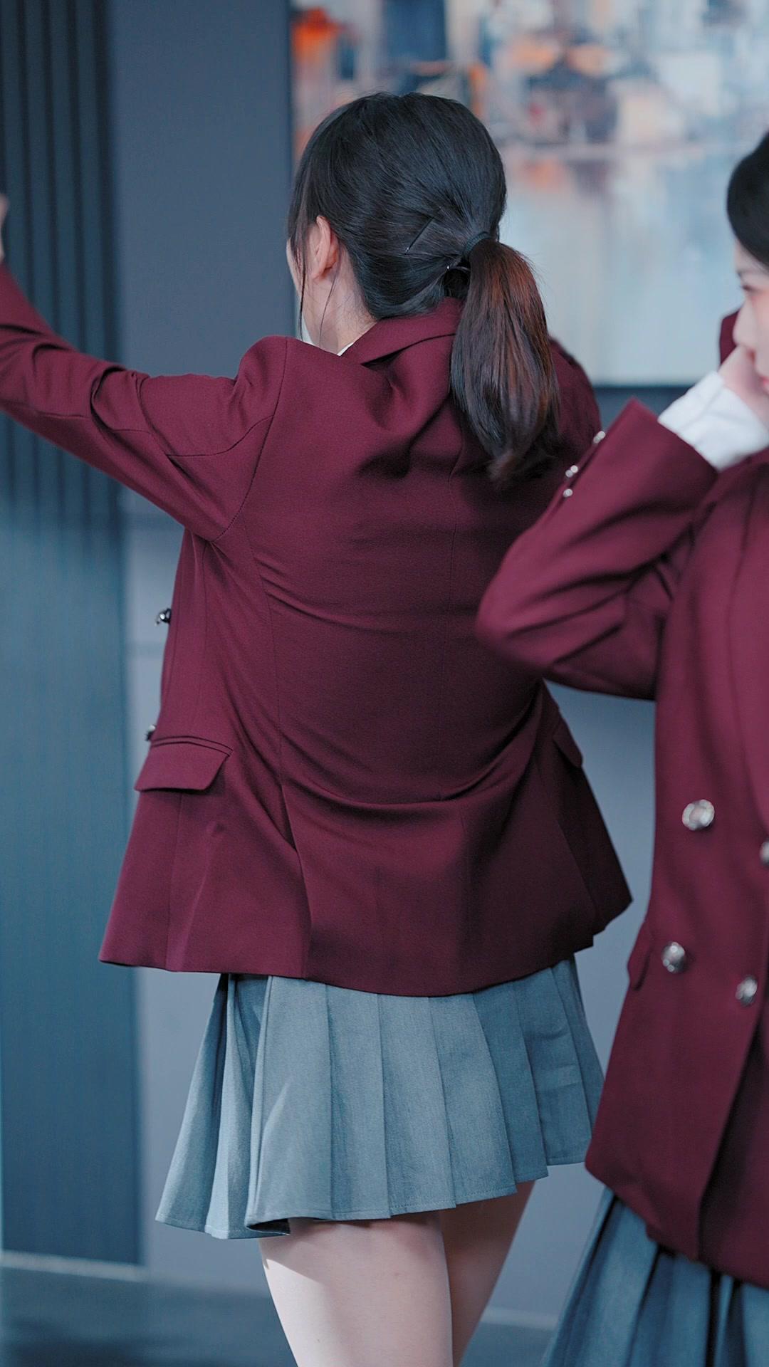 Dia Memegang Naskah Penjahat