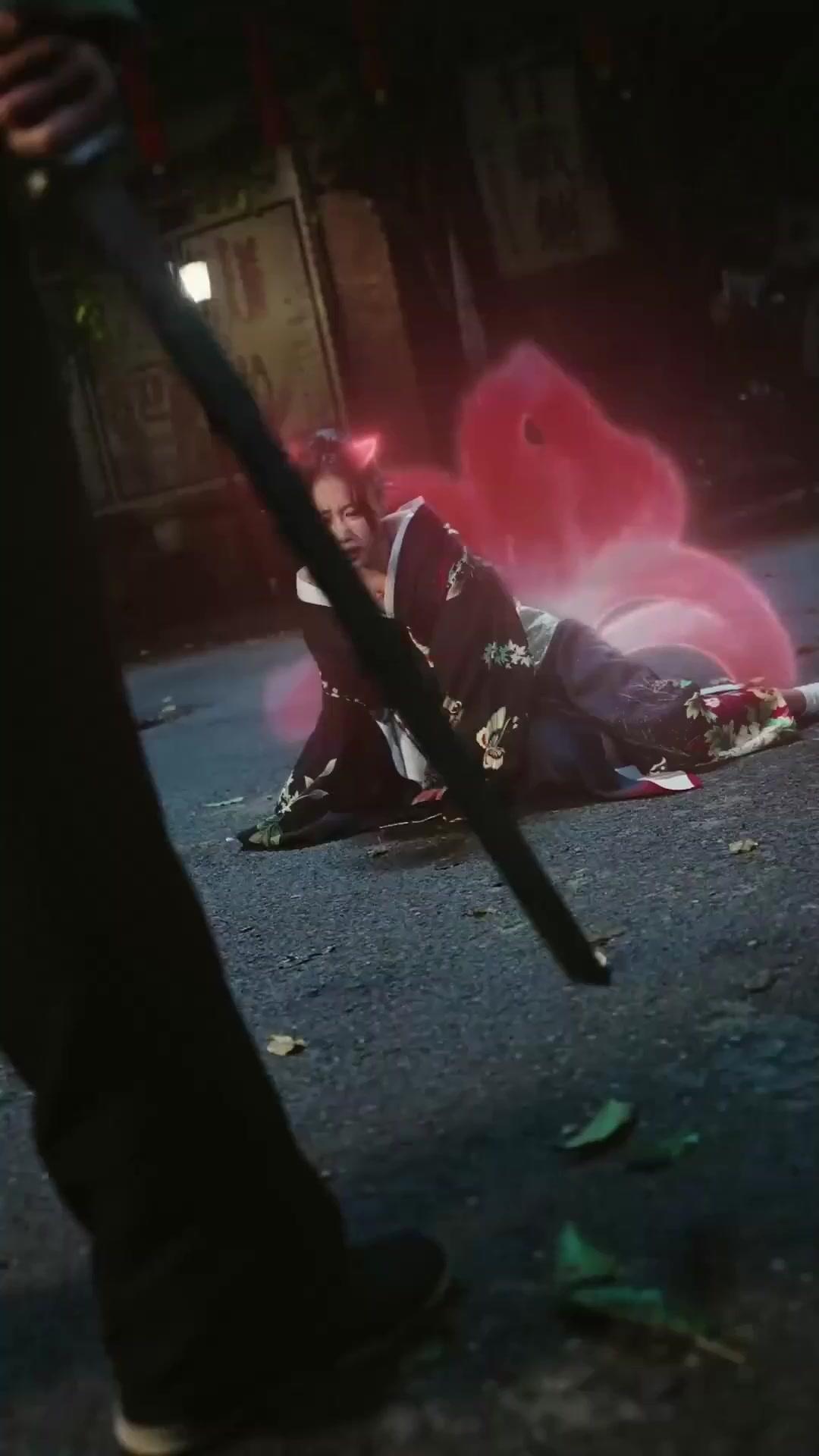 (Doblado) Alzo el filo del Este