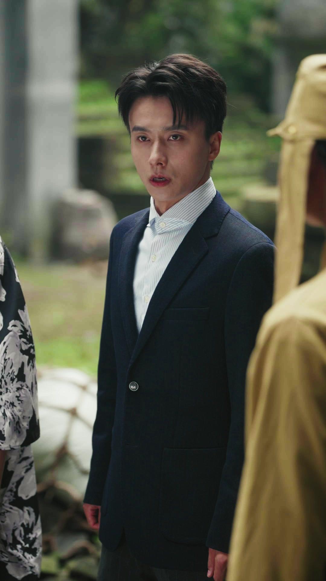 Alzo el filo del Este 