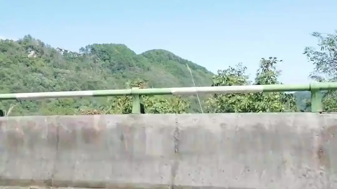 (مدبلج) سائق الشاحنات، أقوى مما تتخيل: عندما يتحول الطريق إلى مسرح للصراع والإنقاذ