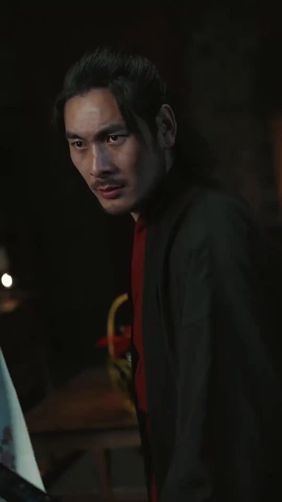 (Doblado) Alzo el filo del Este