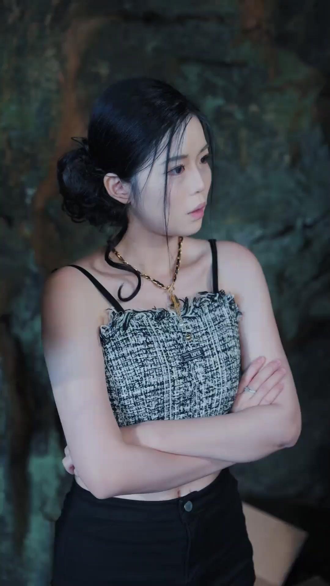 (Dublajlı) Köpekbalığı Adası