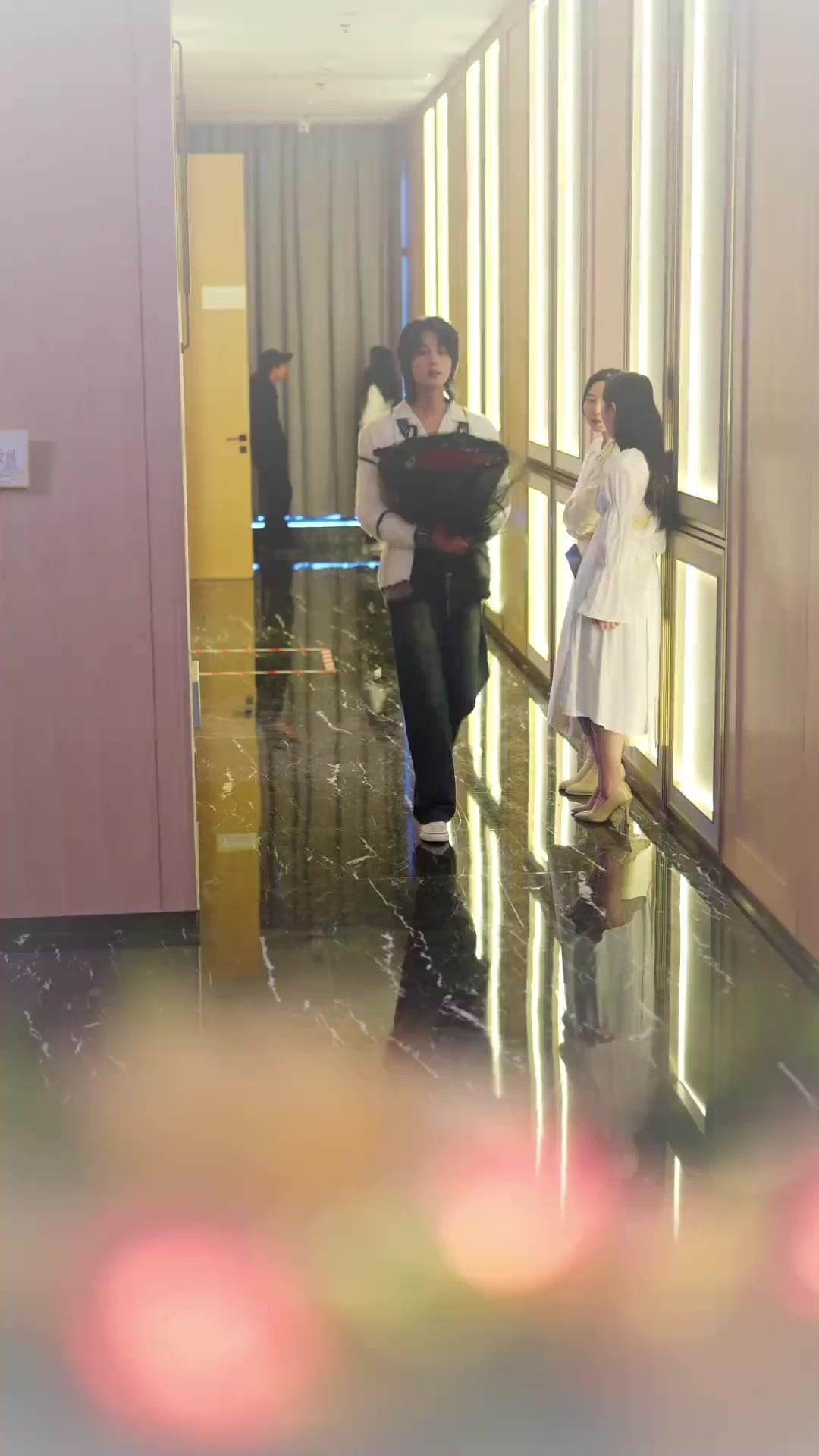 เงาพี่สาวในวงล้อมรัก