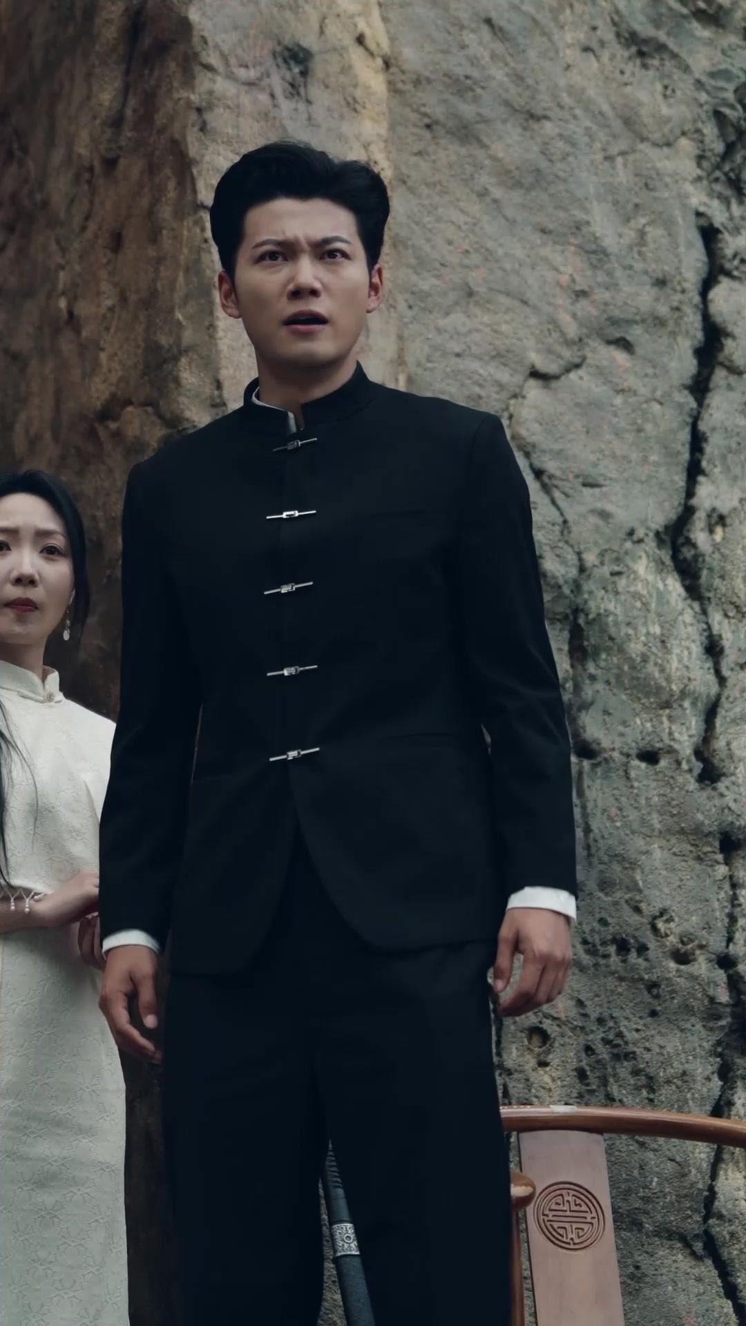 Kriegsheilige: Kronen aus Blut und Zeit