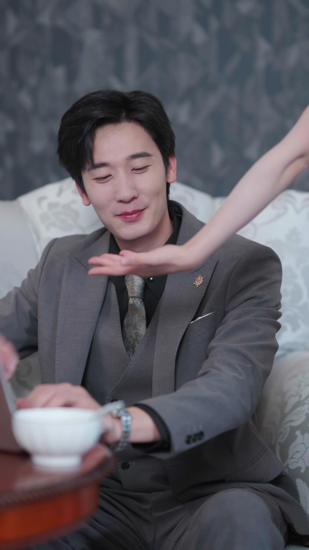 Skrip Di Tangan, Dunia Milikku