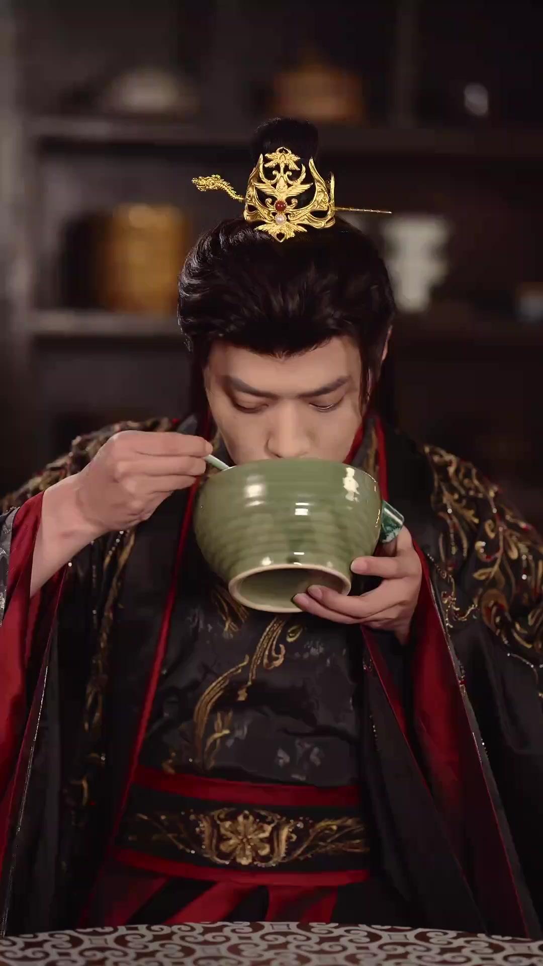 Majestelerinin Değişken Kişiliği