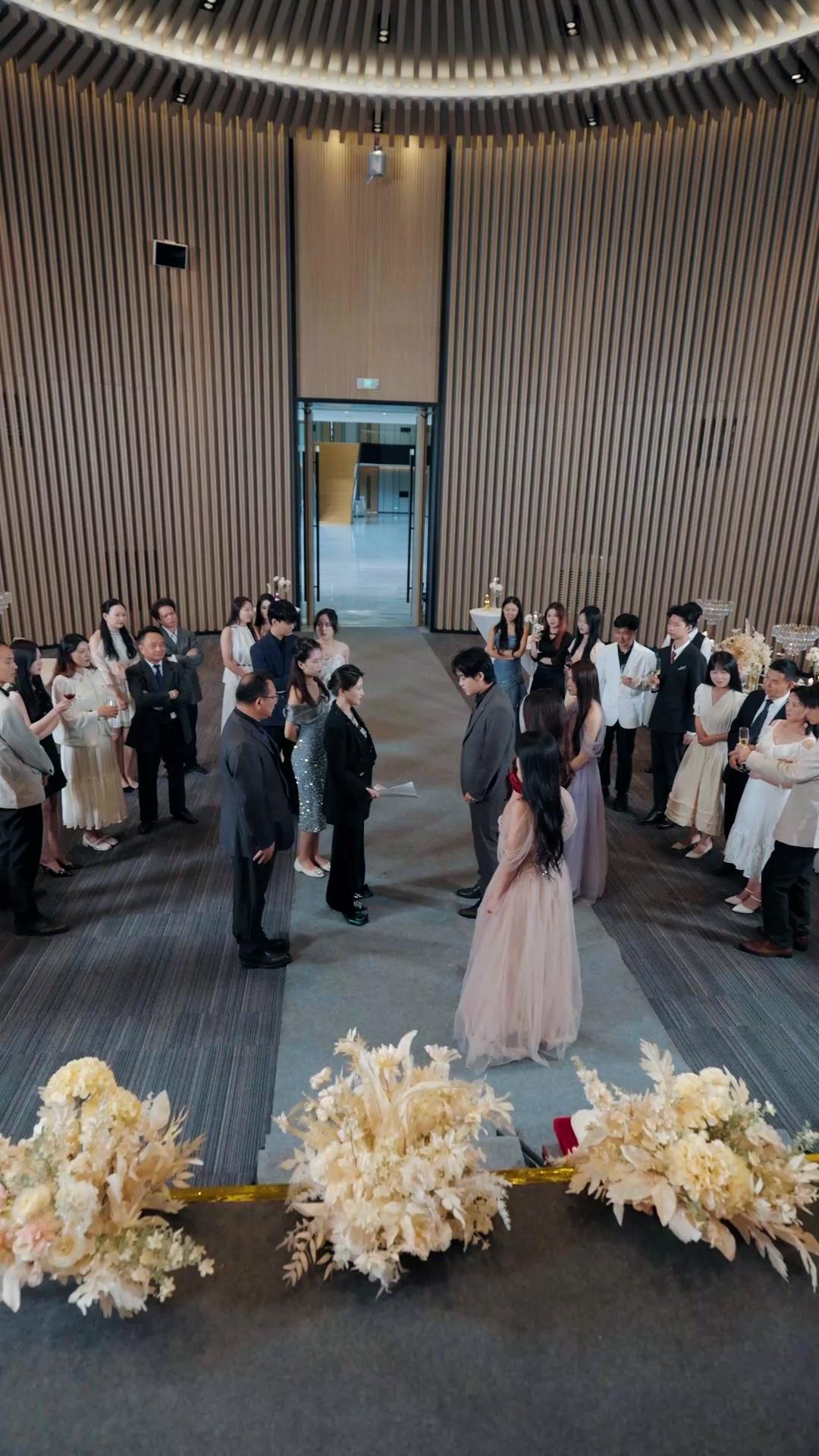 Di Balik Senyum Palsu