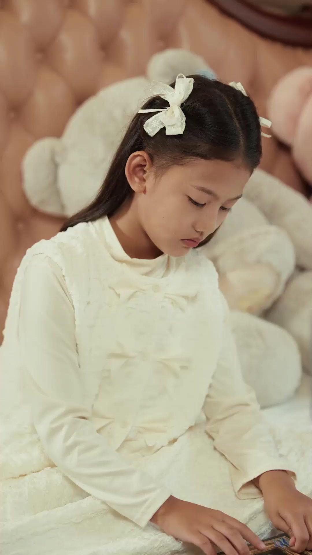 La pequeña criada es mi hija