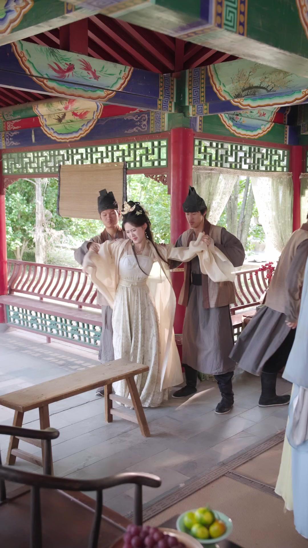 Bangkit Kembali, Menolak Jadi Istri Baik