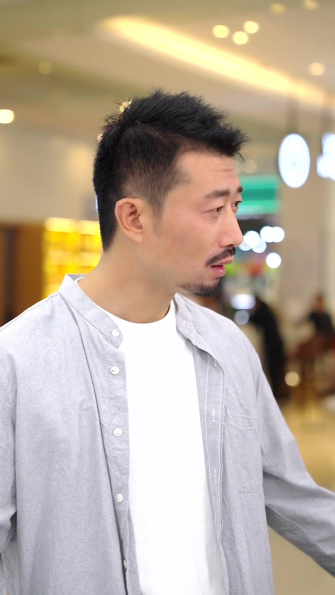 系統叫我當土豪，為美女花錢就變強