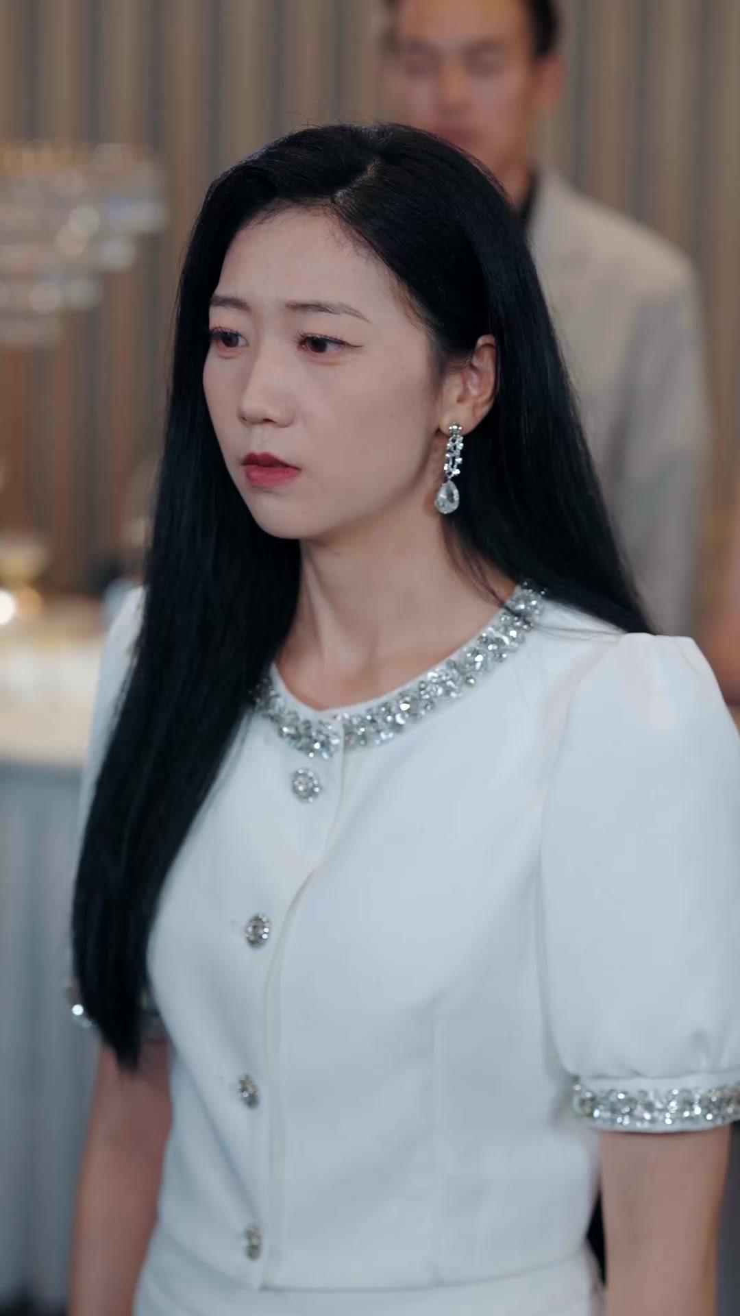 Di Balik Senyum Palsu