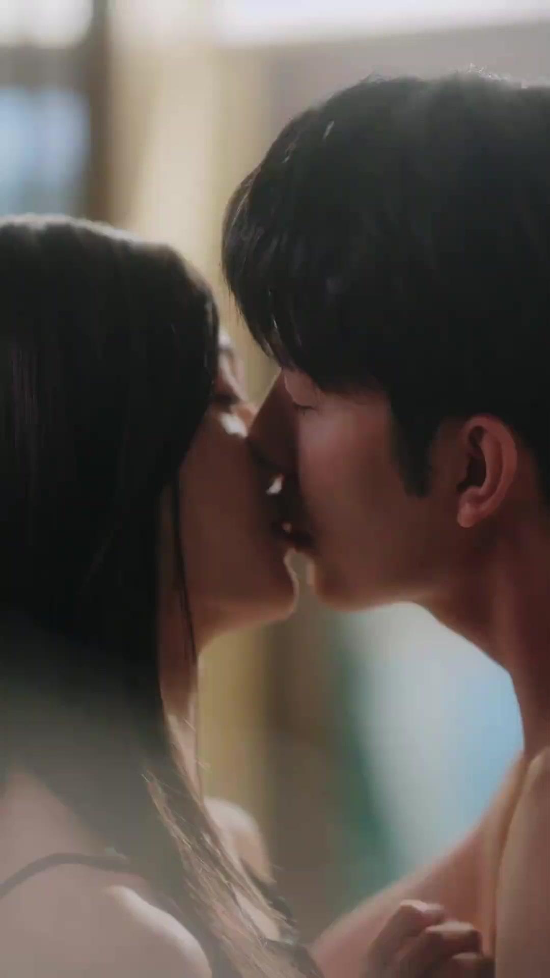 DERRIÈRE SA DOUCEUR, UN MARI POSSESSIF