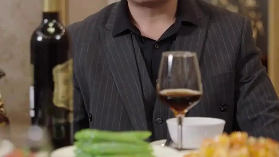 (Doublage) MA FEMME, LA PDG : Le dîner où les toasts révèlent des vérités enterrées