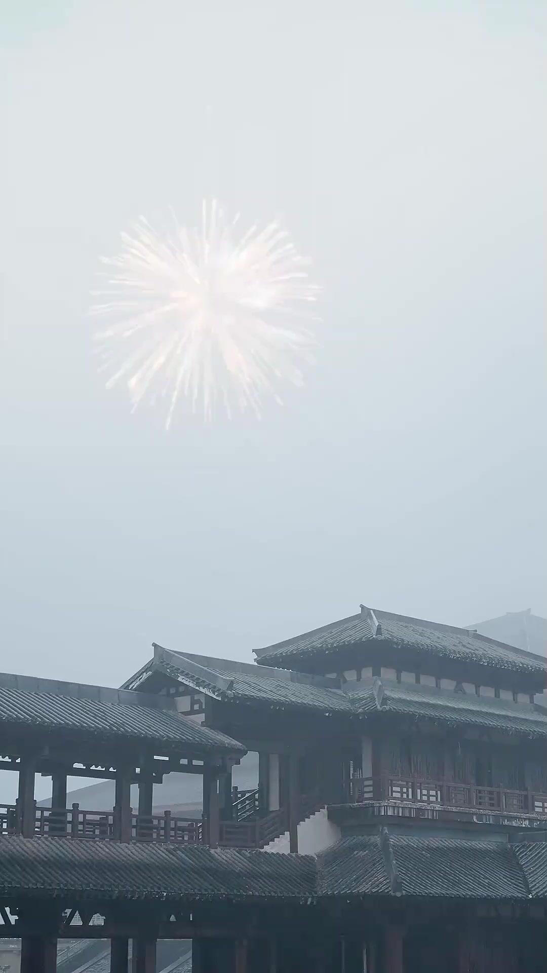 ROYAUME ET PASSION ENTRELACÉS SOUS LES DRAPS