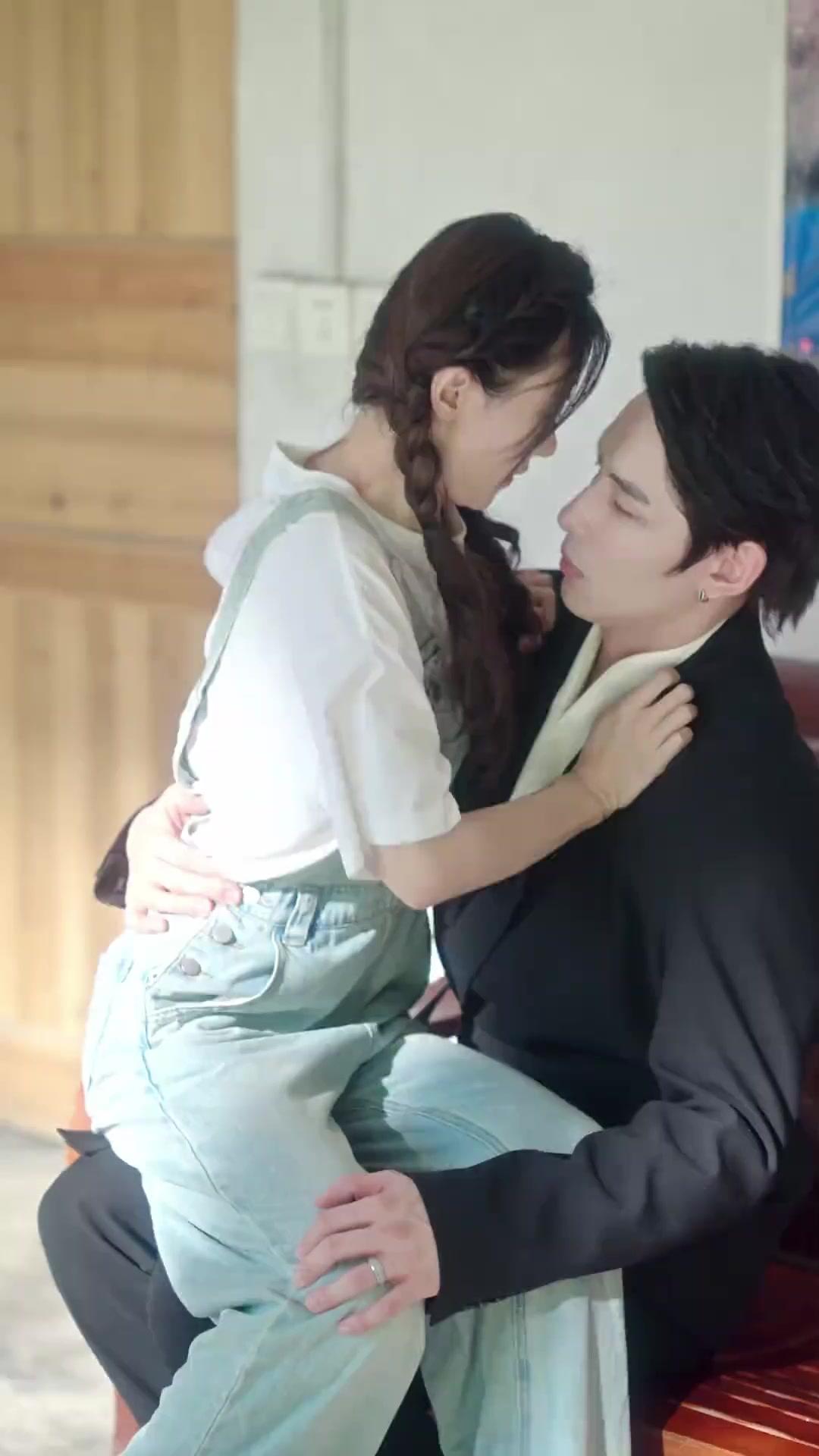 Istrinya Bos dari Kampung