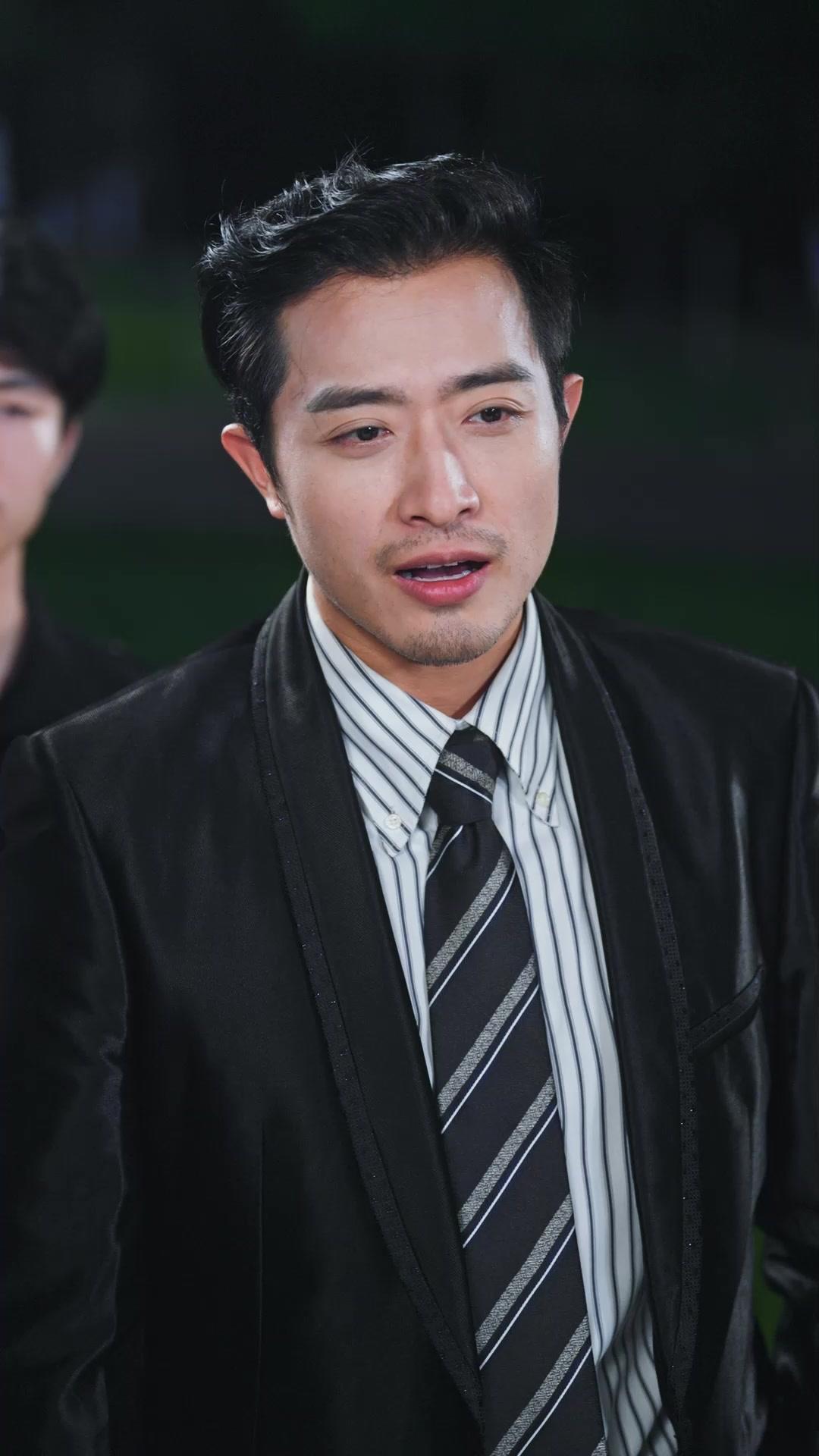 Sang Penyanyi Dibalik Topeng