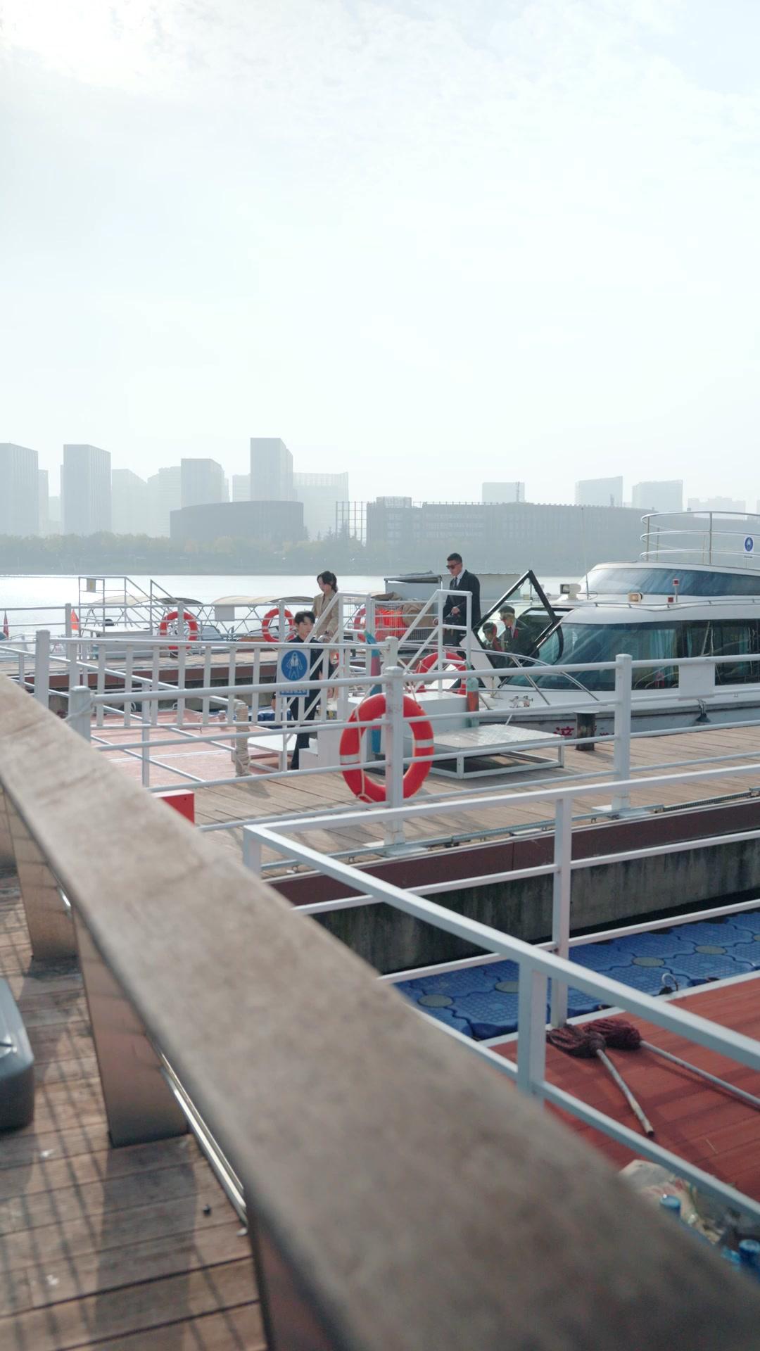 請問，要領養爸爸嗎？