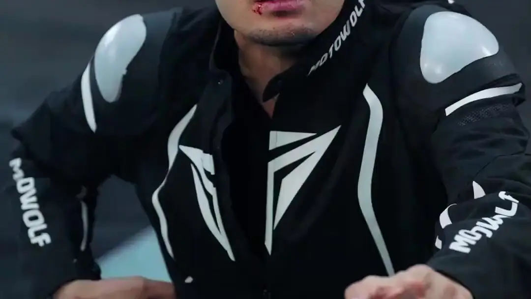 (مدبلج) سائق الشاحنات، أقوى مما تتخيل: عندما يتحول المُهمل إلى بطل في لحظة واحدة