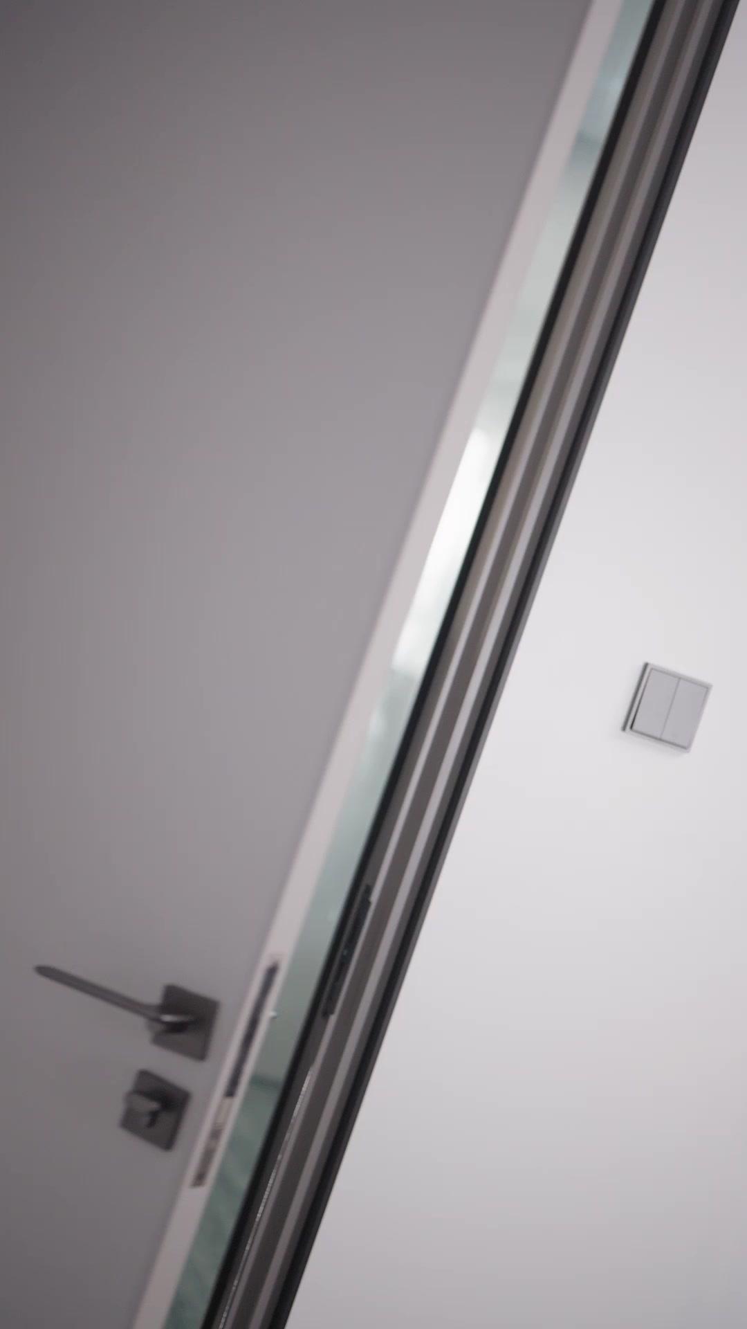 C'EST MOI LA VRAIE, DÉGAGE! 