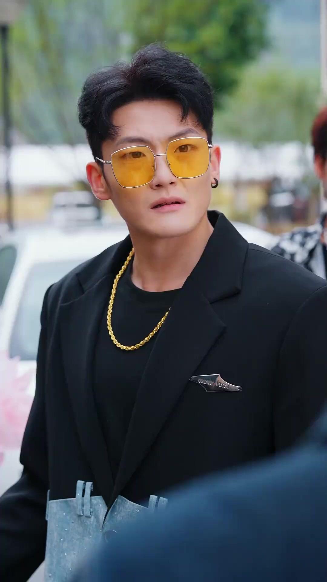 (مدبلج) الحسناء وحارسها المدهش