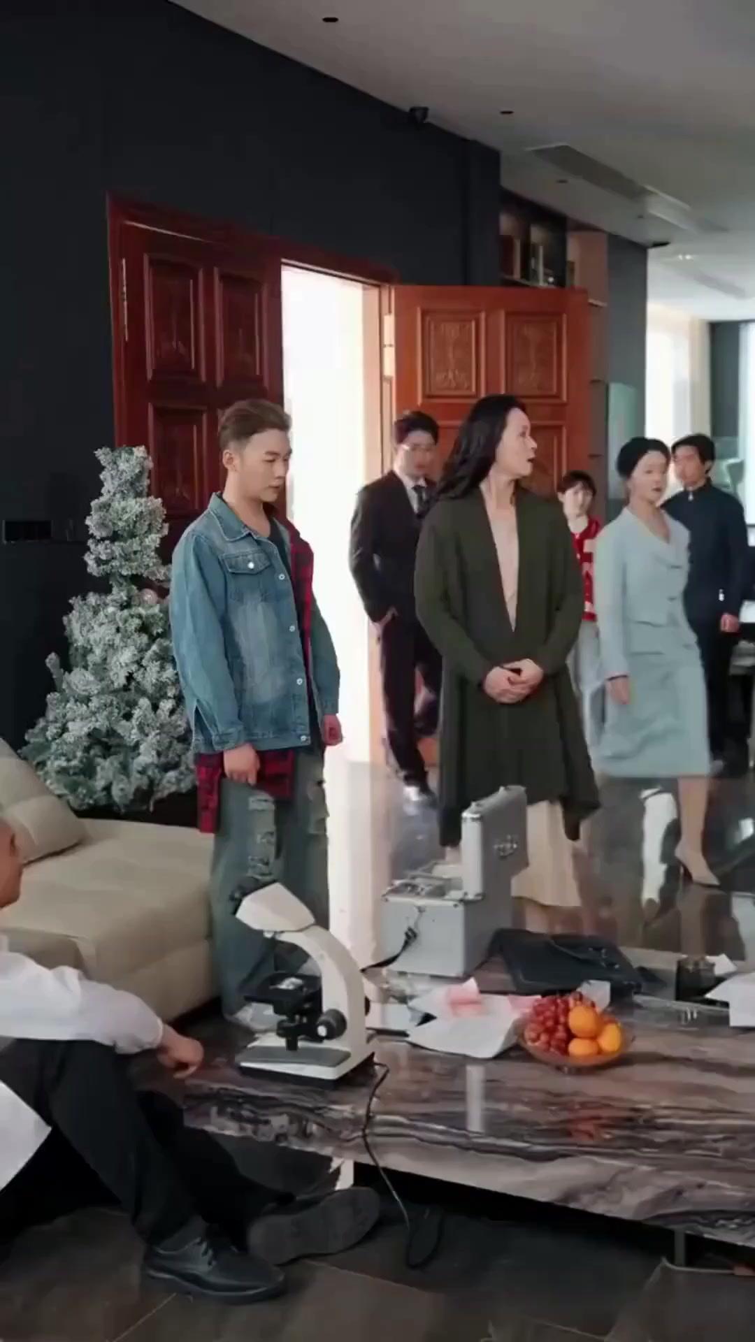 (Dubbed) Ready for a show? Cue the Mama Lawyer!