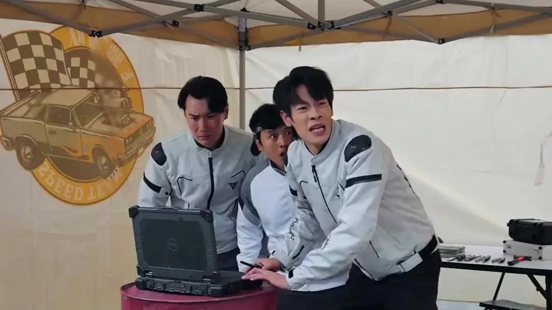 (مدبلج) سائق الشاحنات، أقوى مما تتخيل: عندما يتحول الممر الجبلي إلى مسرح درامي