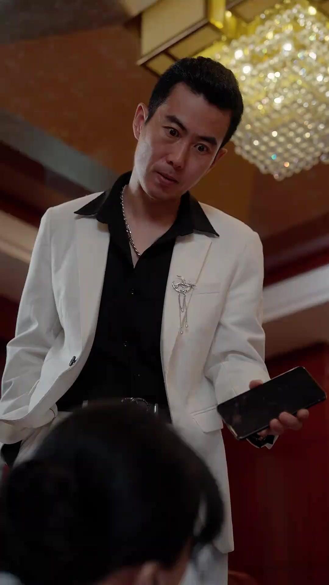 Bí Mật Trên Bàn Bài