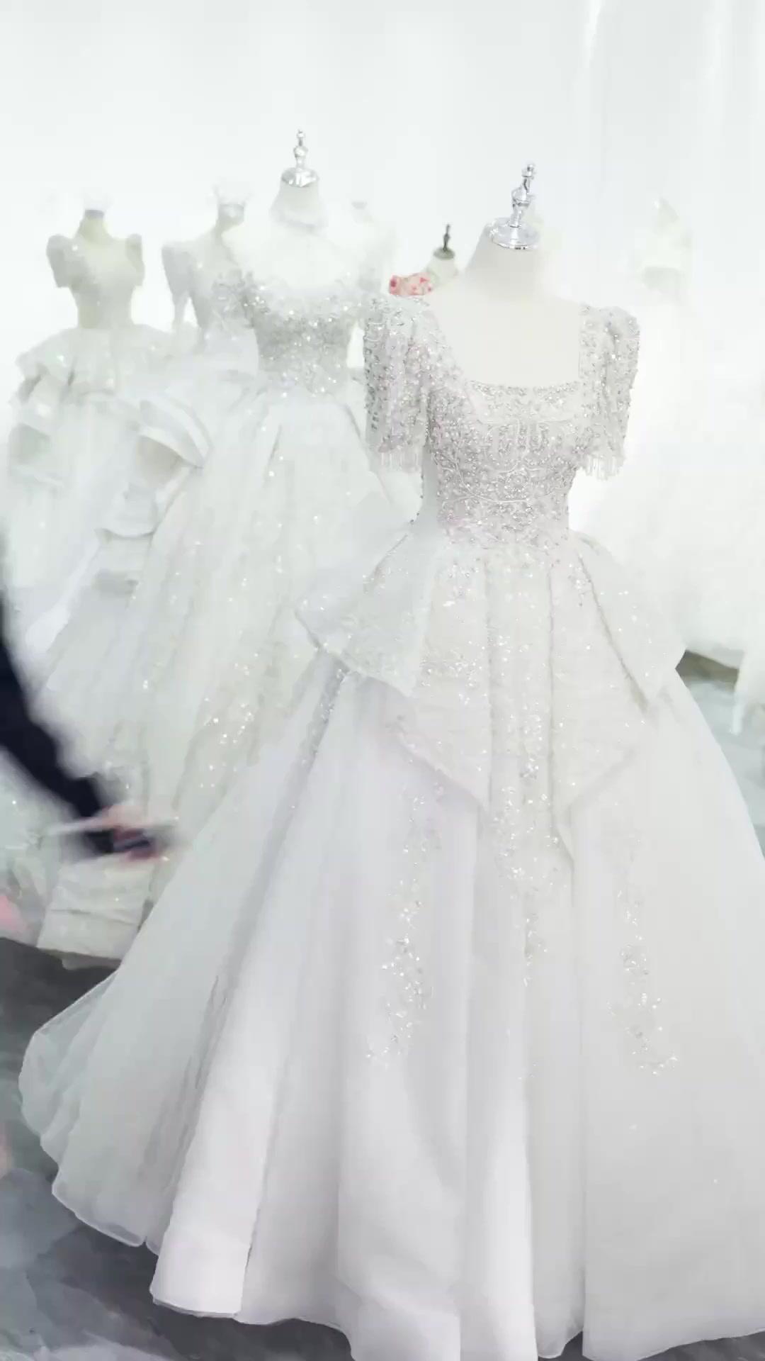 حفل الزفاف وتابوت الأم