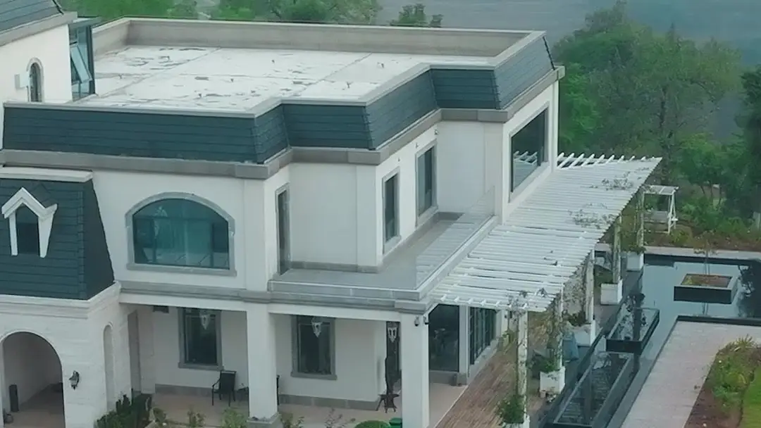 Silent Goodbye, Unseen Return: The Orange That Broke the Ice