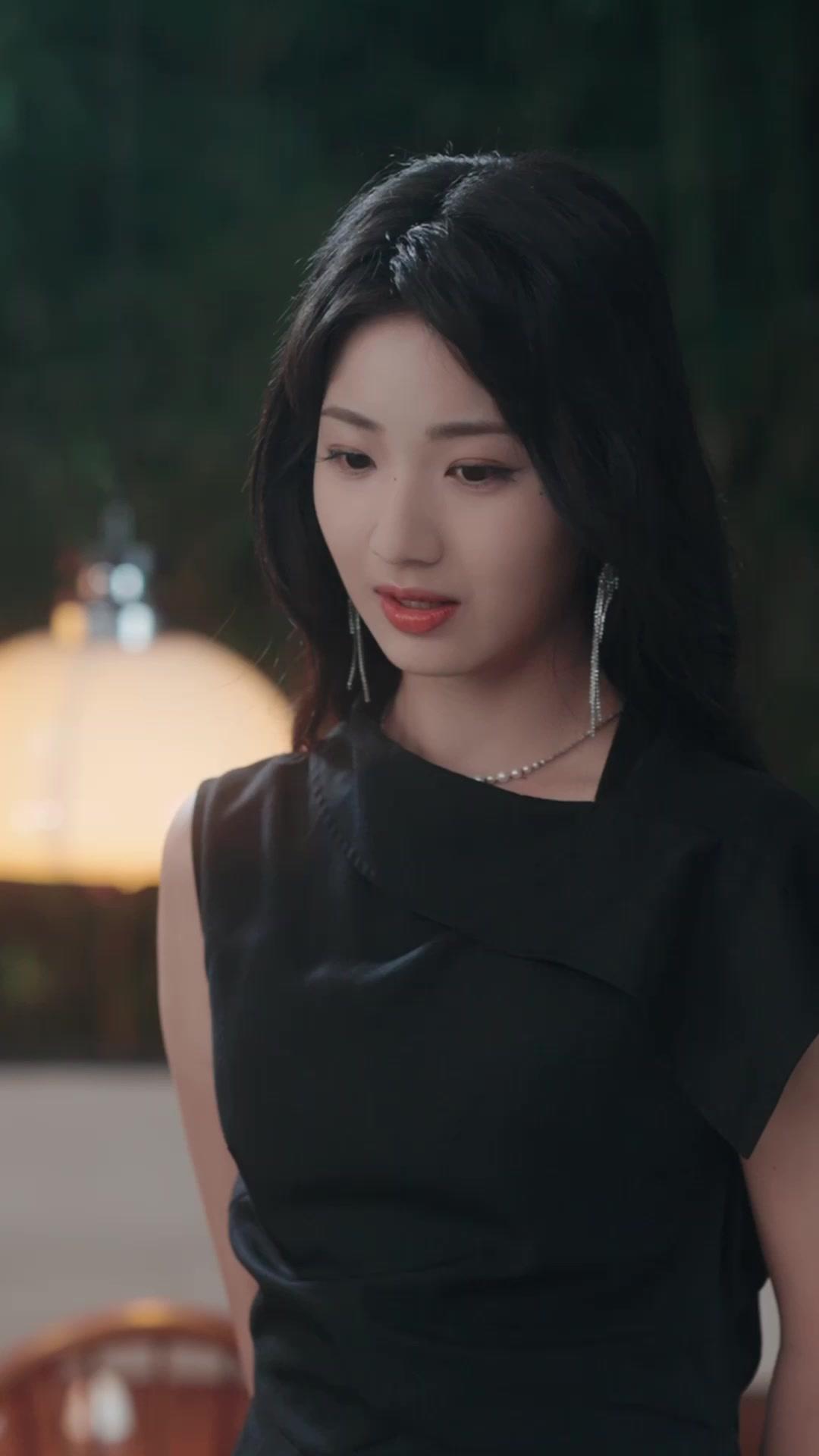 Kenari Di Dahan Tertinggi