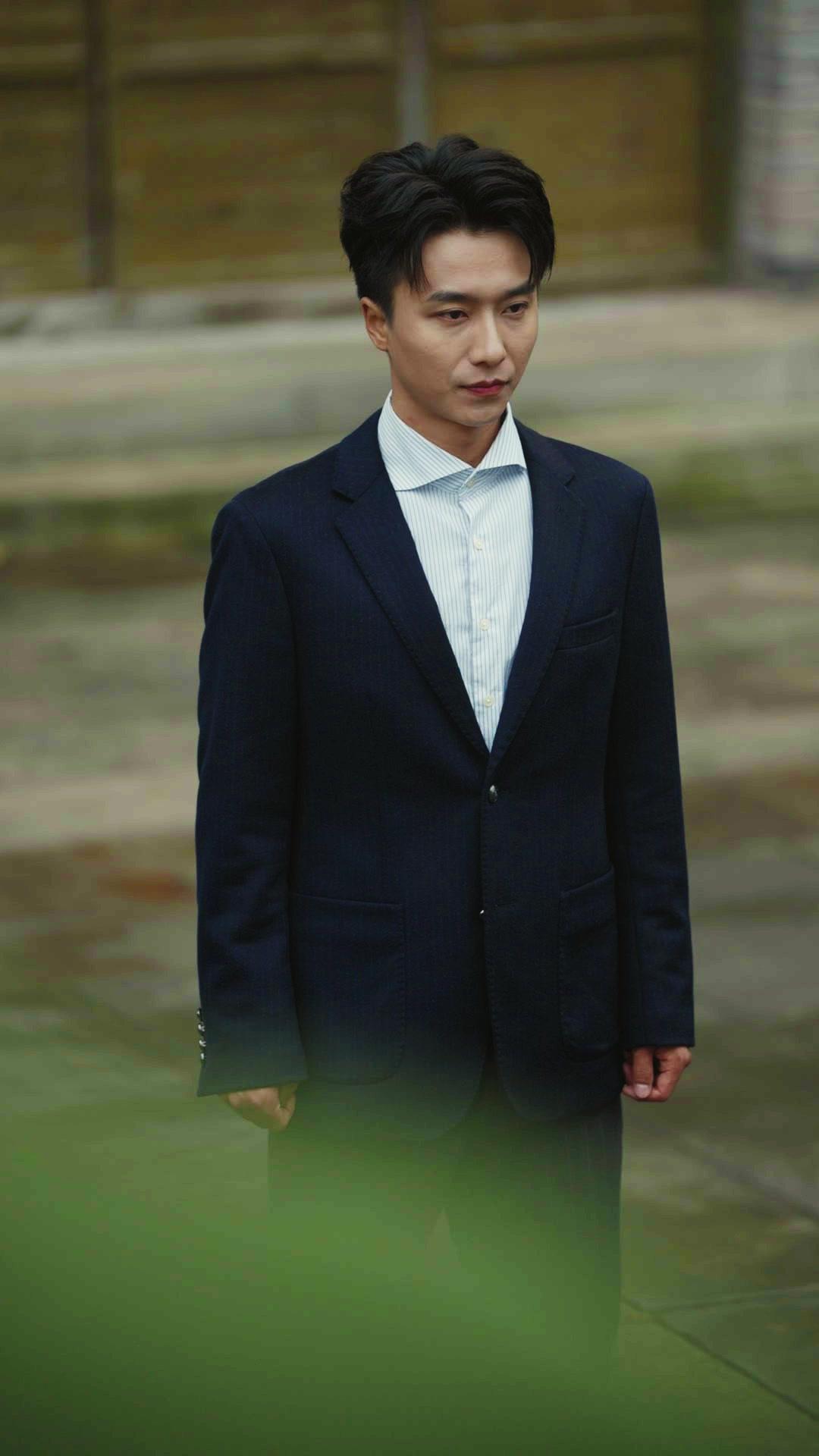 Alzo el filo del Este 