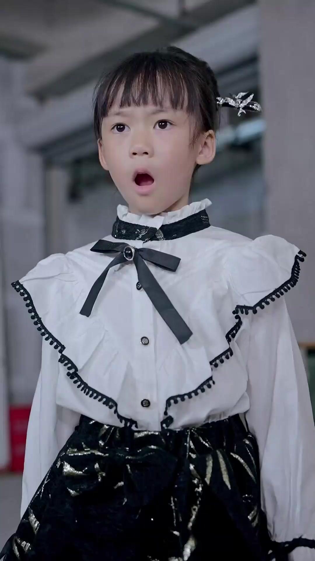 (Doblado) ¡Mi abuela es una niña!