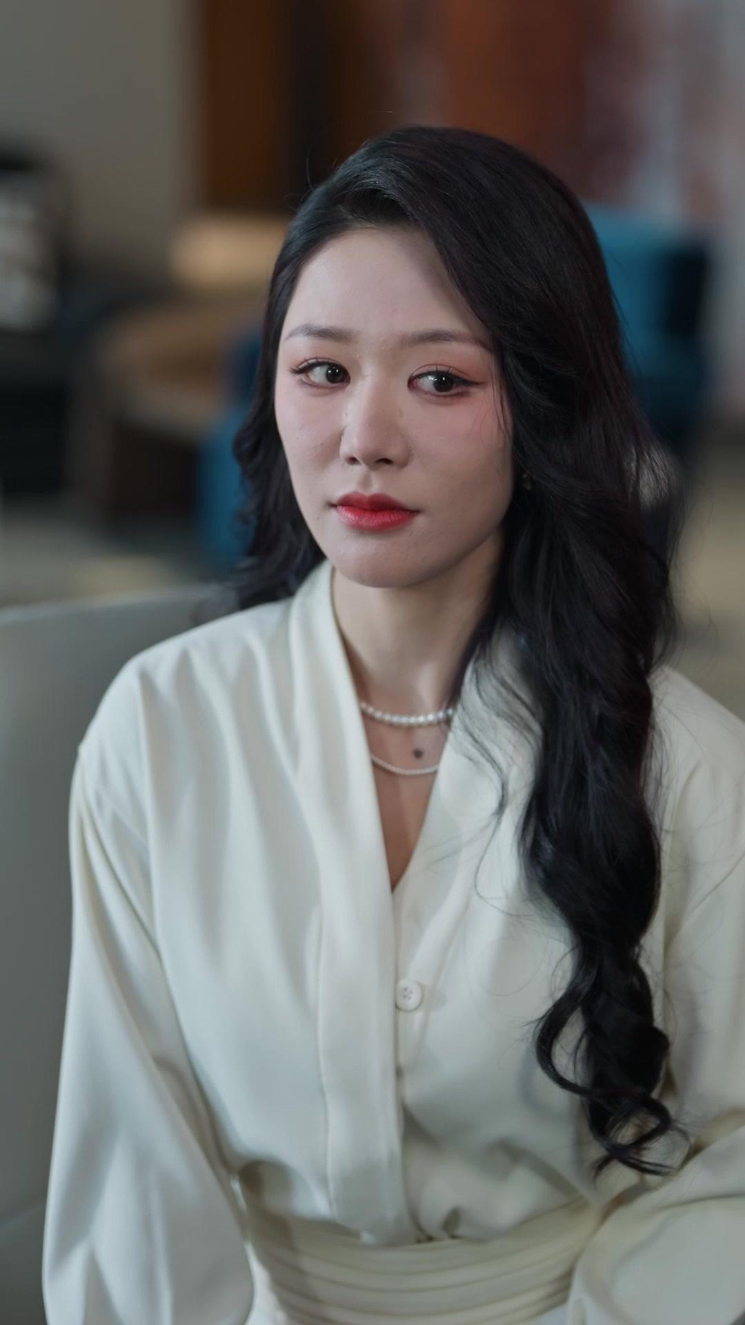 她當眾求婚白月光那天